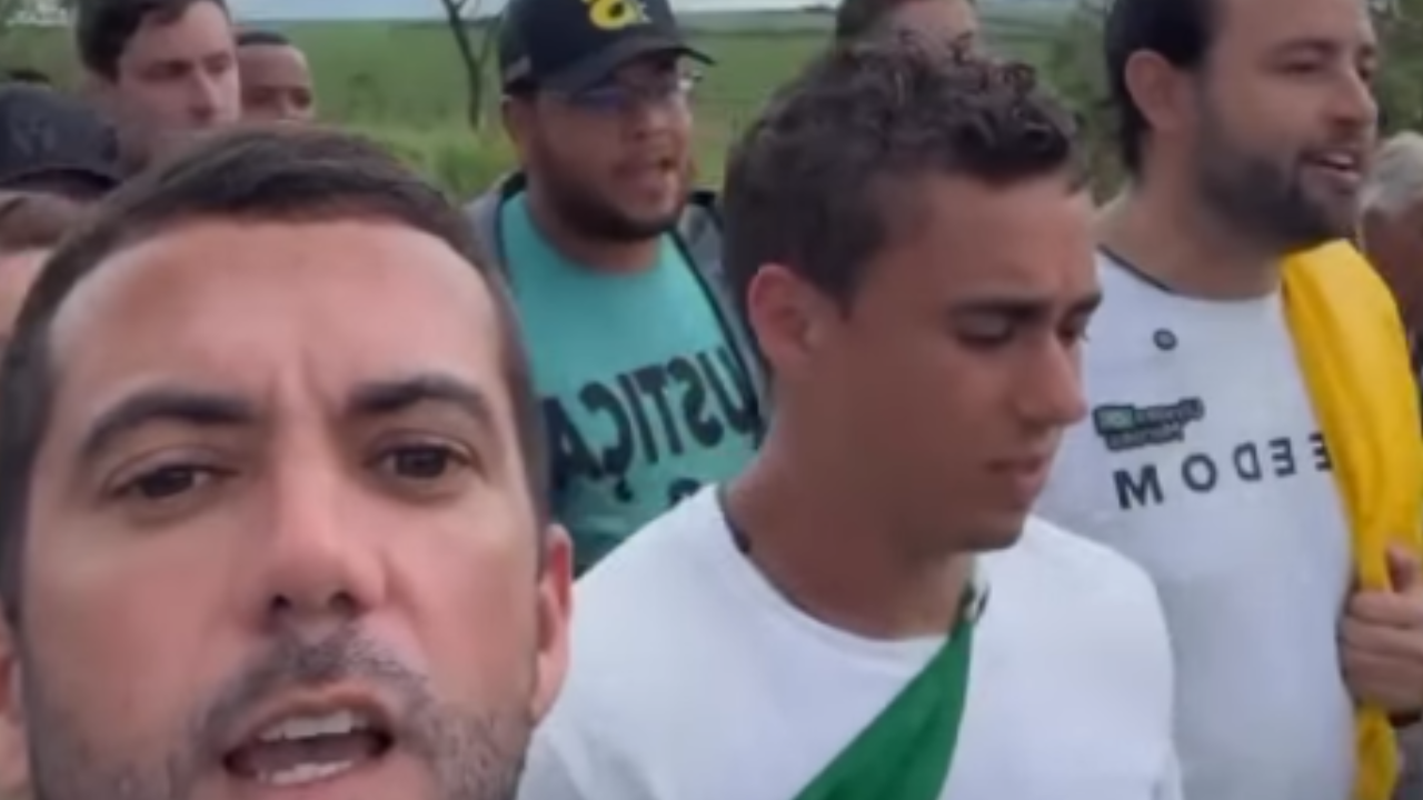 Caminhada liderada por Nikolas Ferreira tem momento de louvor durante trajeto a Brasília
