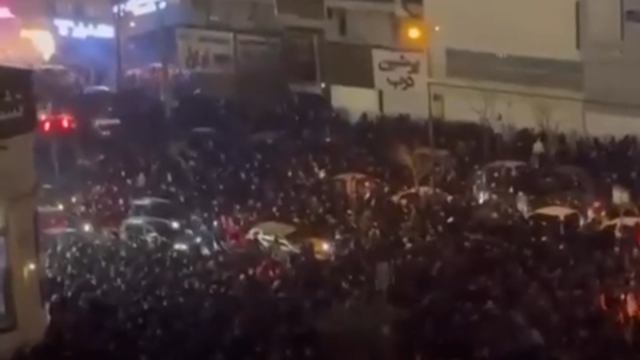 Vídeo: Irã registra maior onda de protestos em anos com bloqueios de vias e apagão de internet