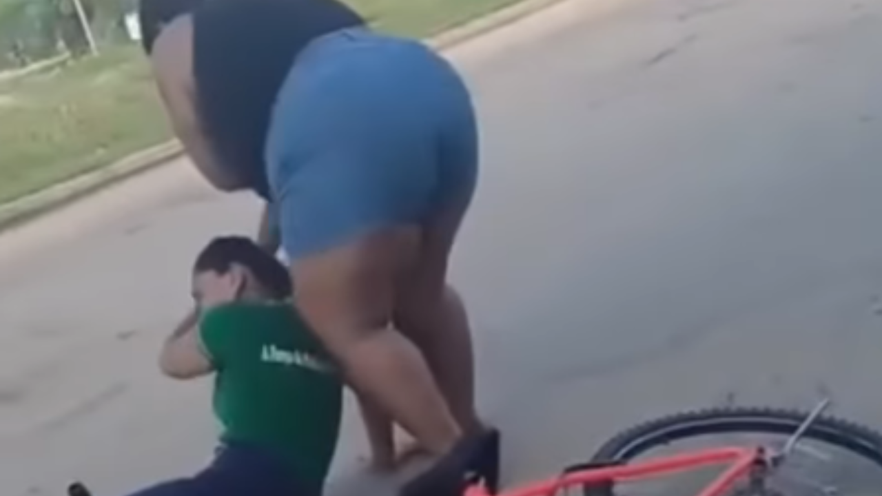 Mulher é derrubada de bicicleta e atacada com tesoura após discussão