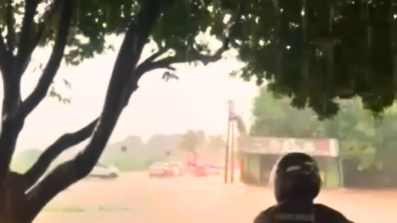 Vídeo: Avenida Leste Oeste em Goiânia fica alagada e impossibilita passagem de veículos