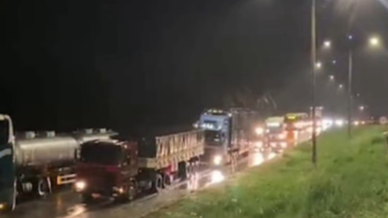 Raio atinge área urbana e provoca susto durante chuva noturna em Goianira