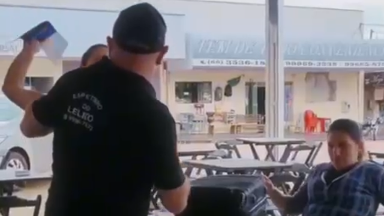 Vídeo: Mulher entrega papéis do divórcio e exige assinatura do marido em bar