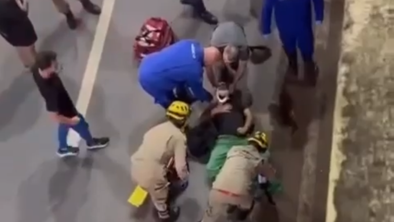 Vídeo: Homem cai de viaduto na Avenida 85 e bombeiros prestam socorro em Goiânia