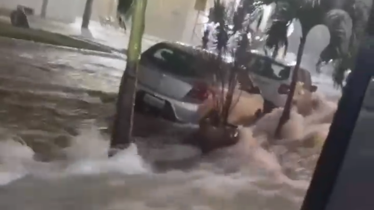 Vídeo: Chuva forte provoca enchente em via de Caldas Novas na noite desta segunda-feira (19/01)