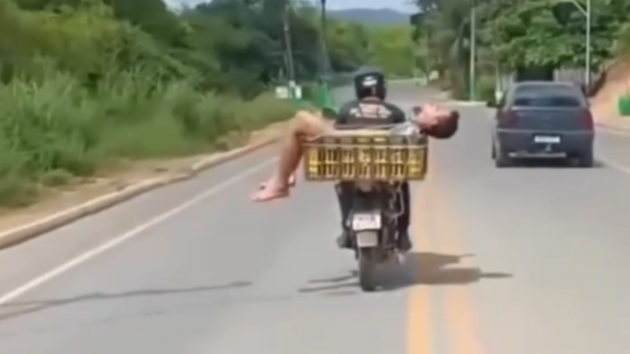 Vídeo: Motociclista leva homem embriagado na garupa e vira 'Uber de bêbado'