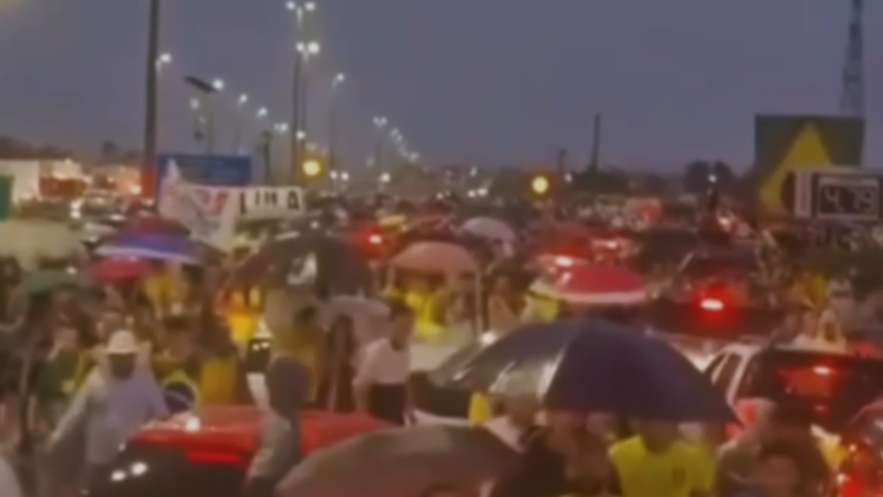 Vídeo: Nikolas Ferreira é recebido por multidão em Luziânia durante caminhada a Brasília
