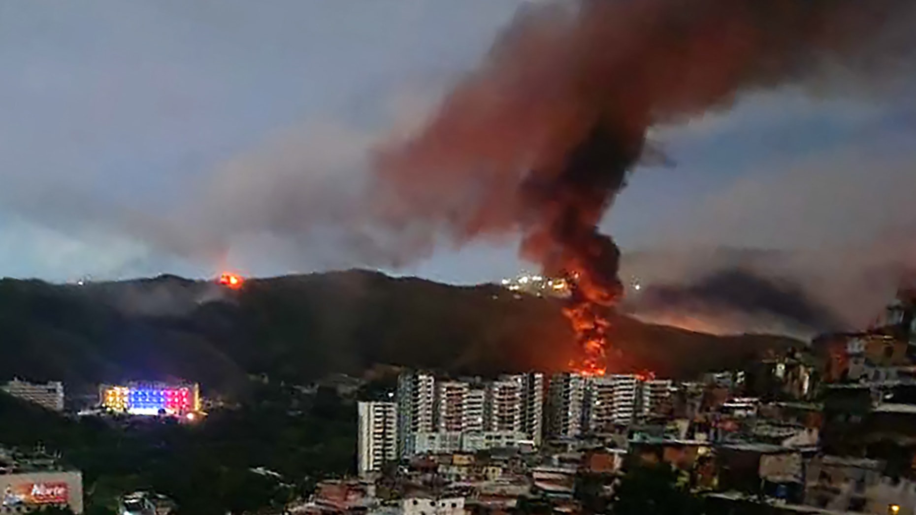Vídeo: desespero da população durante ataques e destruição na Venezuela