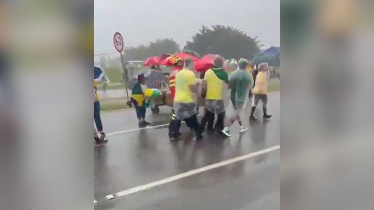 Vídeo: manifestantes ficam feridos após explosão seguida de raios em ato de Nikolas