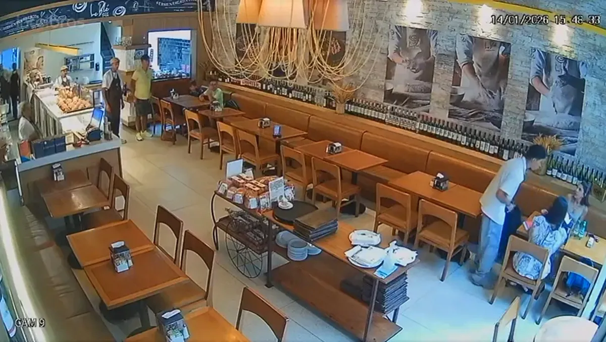 Roubo em padaria termina com atropelamento e tiros, veja o vídeo