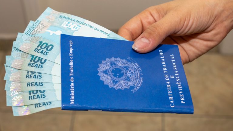 Novo salário mínimo de R$ 1.621 já está em vigor no país