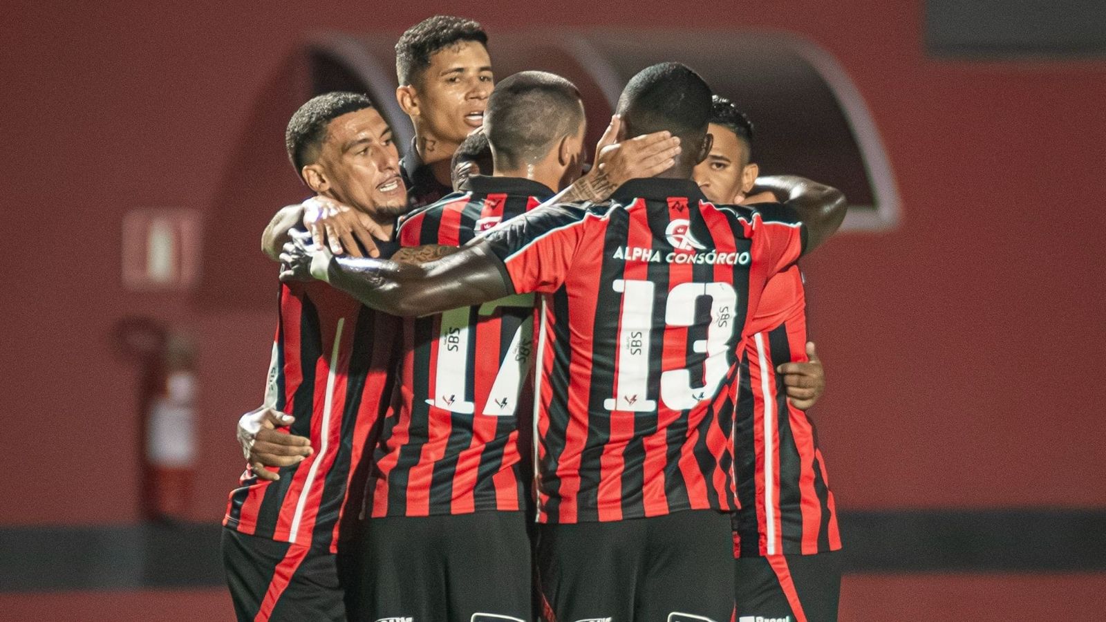 Vitória estreia bem, vence o Remo por 2 a 0 no Barradão e largada anima o torcedor