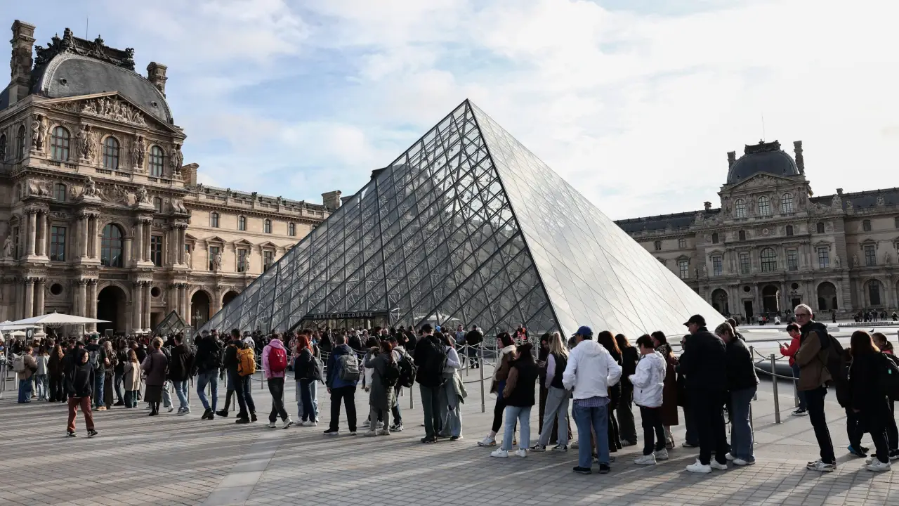 Museu do Louvre escolhe novo diretor após renúncia e série de crises