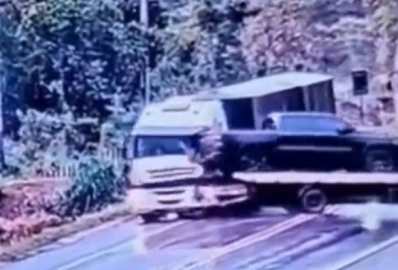 Motorista morre após caminhão guincho atingir carreta e tombar na BR-364
