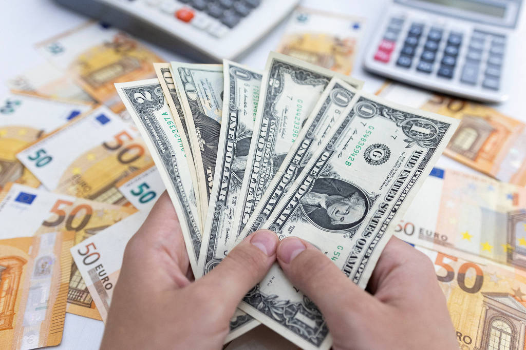 Dólar abre em queda nesta sexta-feira com investidores aguardando leilão do BC
