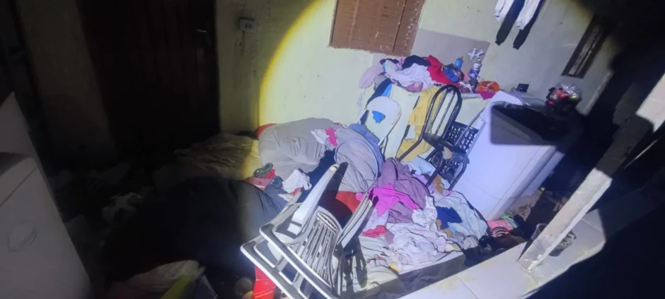 Polícia resgata quatro crianças abandonadas e trancadas em casa insalubre em Aparecida