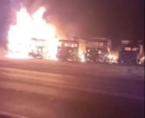 Vigilante dorme com cigarro aceso e causa incêndio de grandes proporções. Vídeo impressiona