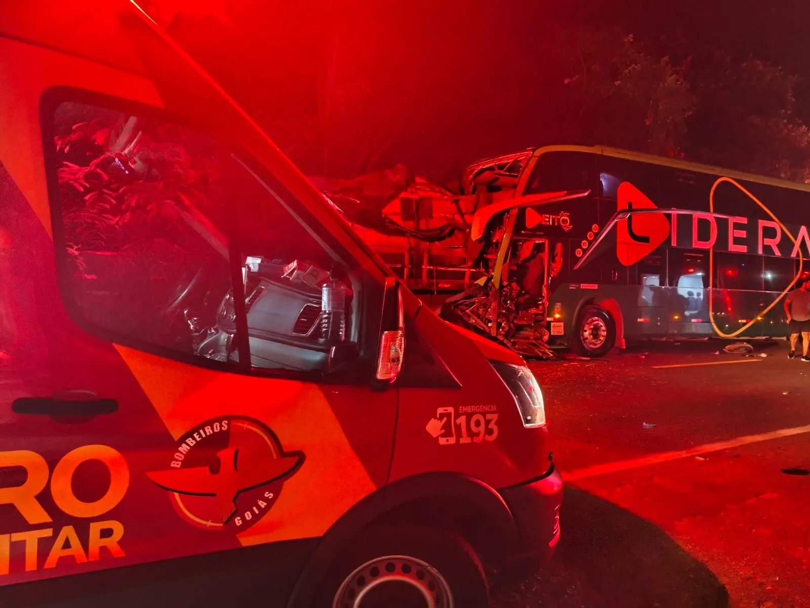 Colisão entre carreta e ônibus na BR-153 mobiliza resgate e deixa 18 vítimas em Goiás
