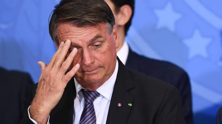 Com risco de novas quedas, Bolsonaro deve receber cuidados médicos na Papudinha