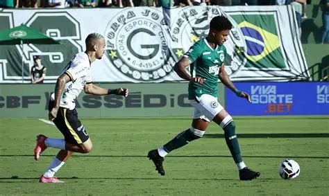 Lucas Rodrigues, de 18 anos, se firma como titular e pilar do Goiás na temporada 2026