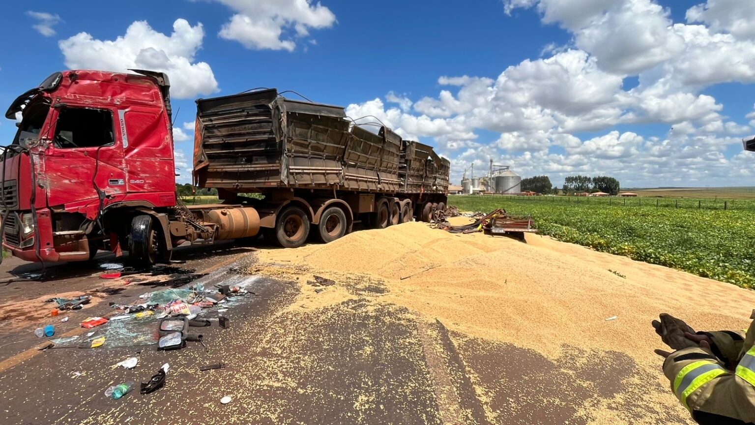 Carreta carregada de soja tomba sobre carro e mata motorista na BR-452 em Rio Verde