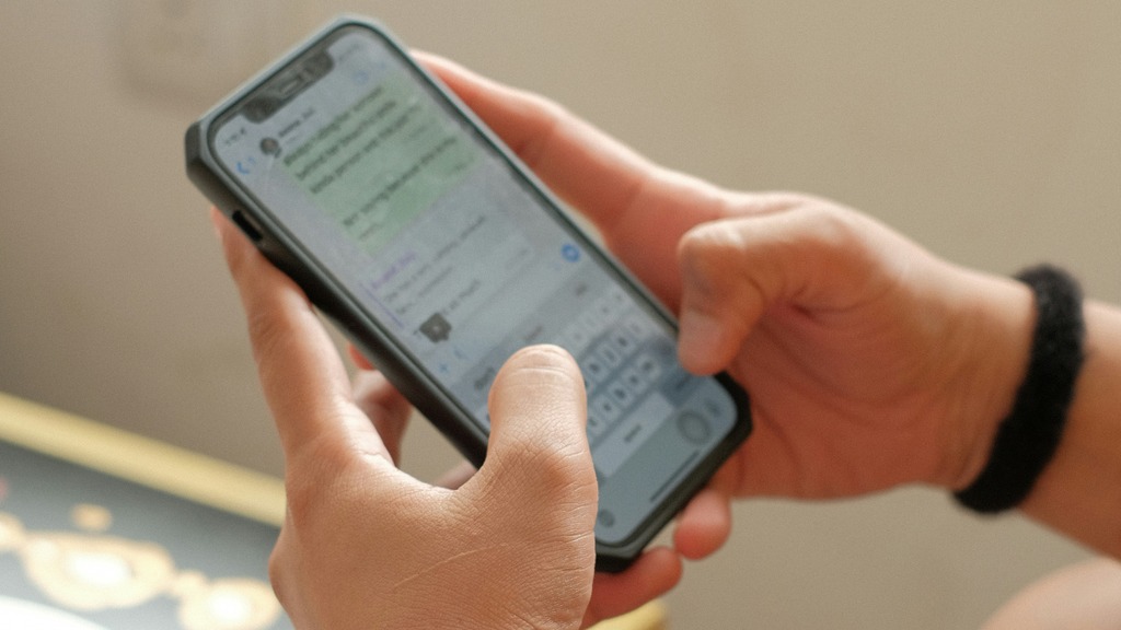 União Europeia pressiona Meta a liberar IAs de terceiros no WhatsApp