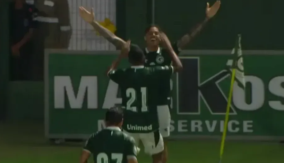 Goiás vence Vila Nova por 1 a 0 na Serrinha, mantém invencibilidade e assume liderança do Goianão