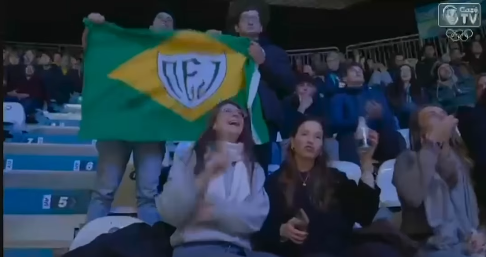 Torcedores da Jataiense exibem escudo do clube nas Olimpíadas de Inverno de 2026. Vídeo surpreende