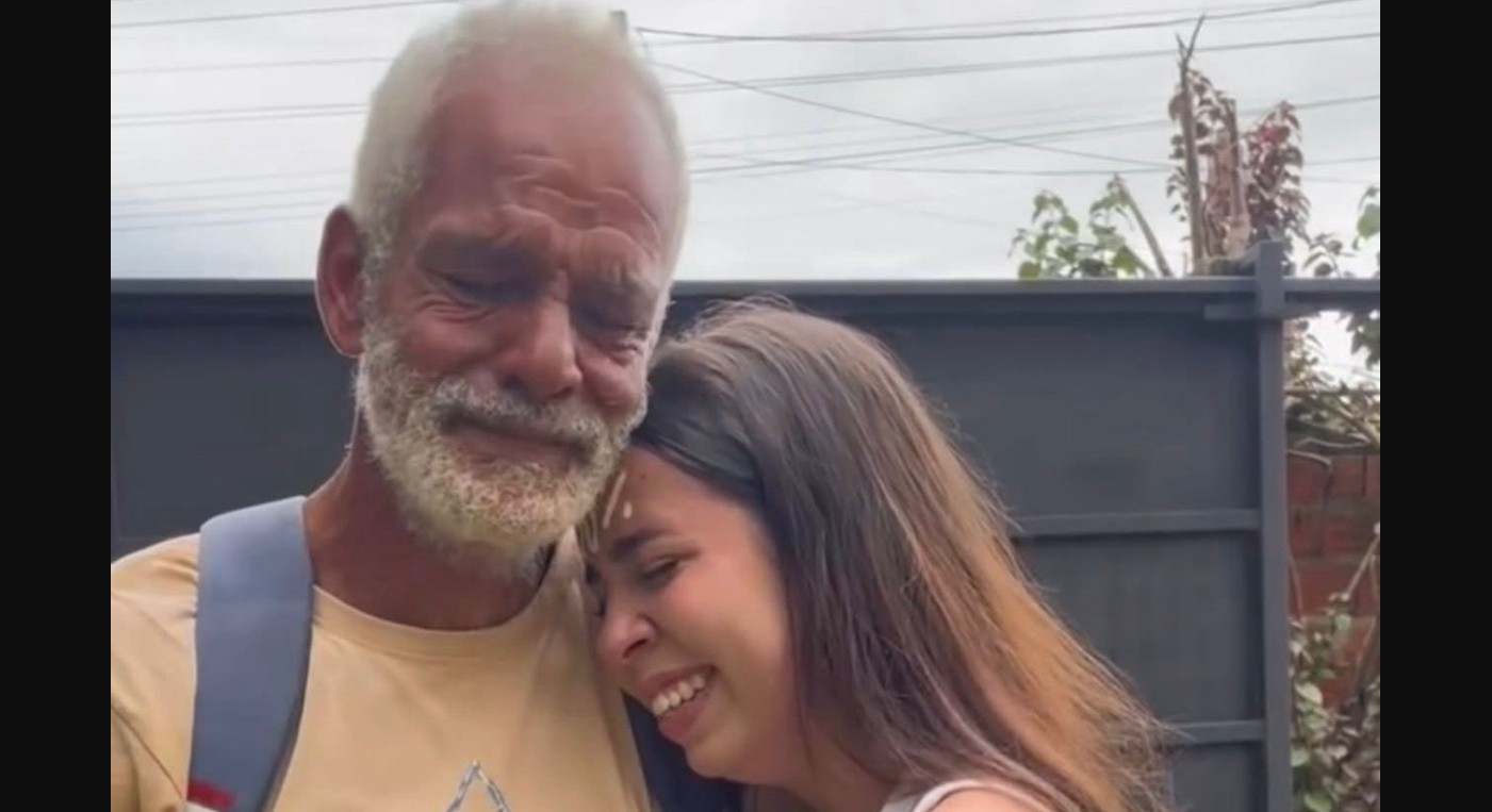 Filha emociona pai ao contar que conquistou bolsa integral em Psicologia. Veja vídeo