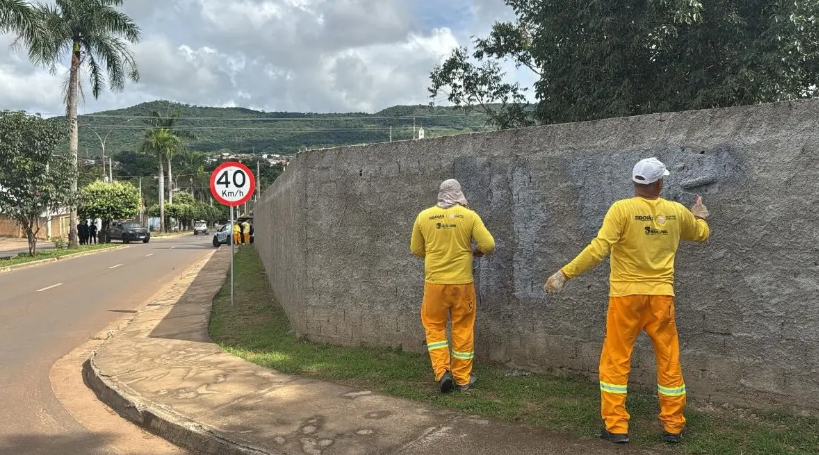 Detentos apagam pichações de facções em ação conjunta em Niquelândia