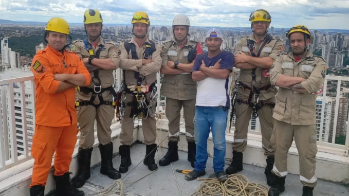 Trabalhador fica suspenso a 130 metros e é resgatado por bombeiros com rapel em Goiânia