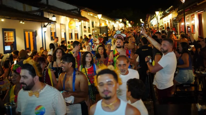 Carnaval cultural transforma ruas de pedra em palco da tradição em Pirenópolis
