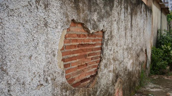 Casa é interditada após obra em lote vizinho e Justiça manda construtora indenizar família em Valparaíso