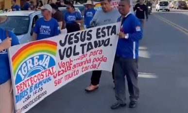 Igreja realiza ação de evangelização na Rua 74 durante manhã de domingo de Carnaval