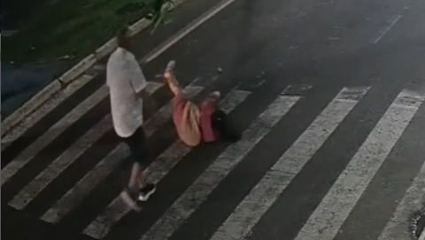 Vídeo: Motociclista embriagado atropela pedestre na faixa e causa fratura exposta