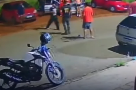 Vídeo: Jovem de 20 anos é morto com golpe de faca no pescoço em frente a bar em Goiânia