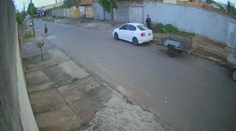 Agiotas usam carretinha e levam móveis para quitar dívida em Aparecida