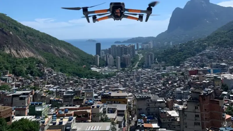 Vídeos produzidos com drones transformam laje da Rocinha em atração turística. Vídeo