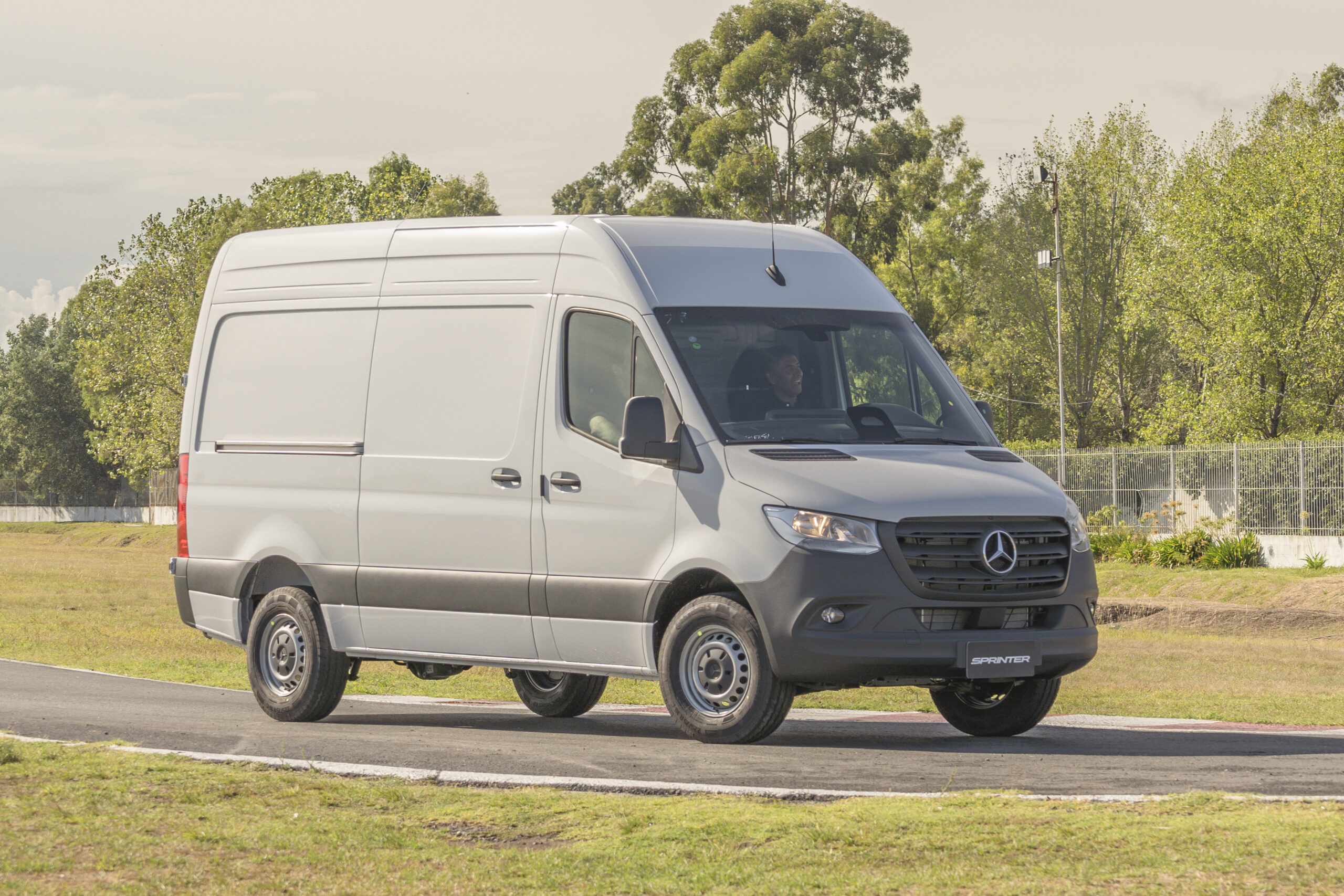 Mercedes-Benz lança Sprinter com transmissão automática 9G-Tronic por R$ 274.300,00