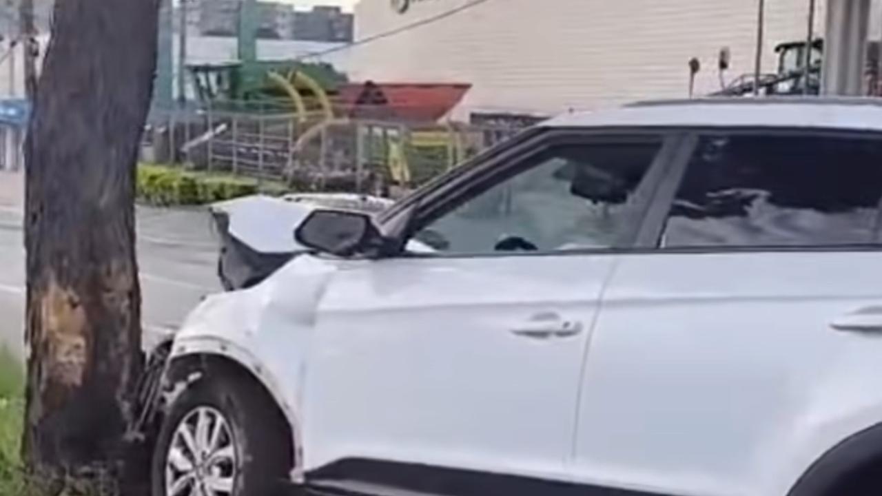 Acidente na Avenida Castelo Branco deixa veículo colidido contra árvore em Goiânia