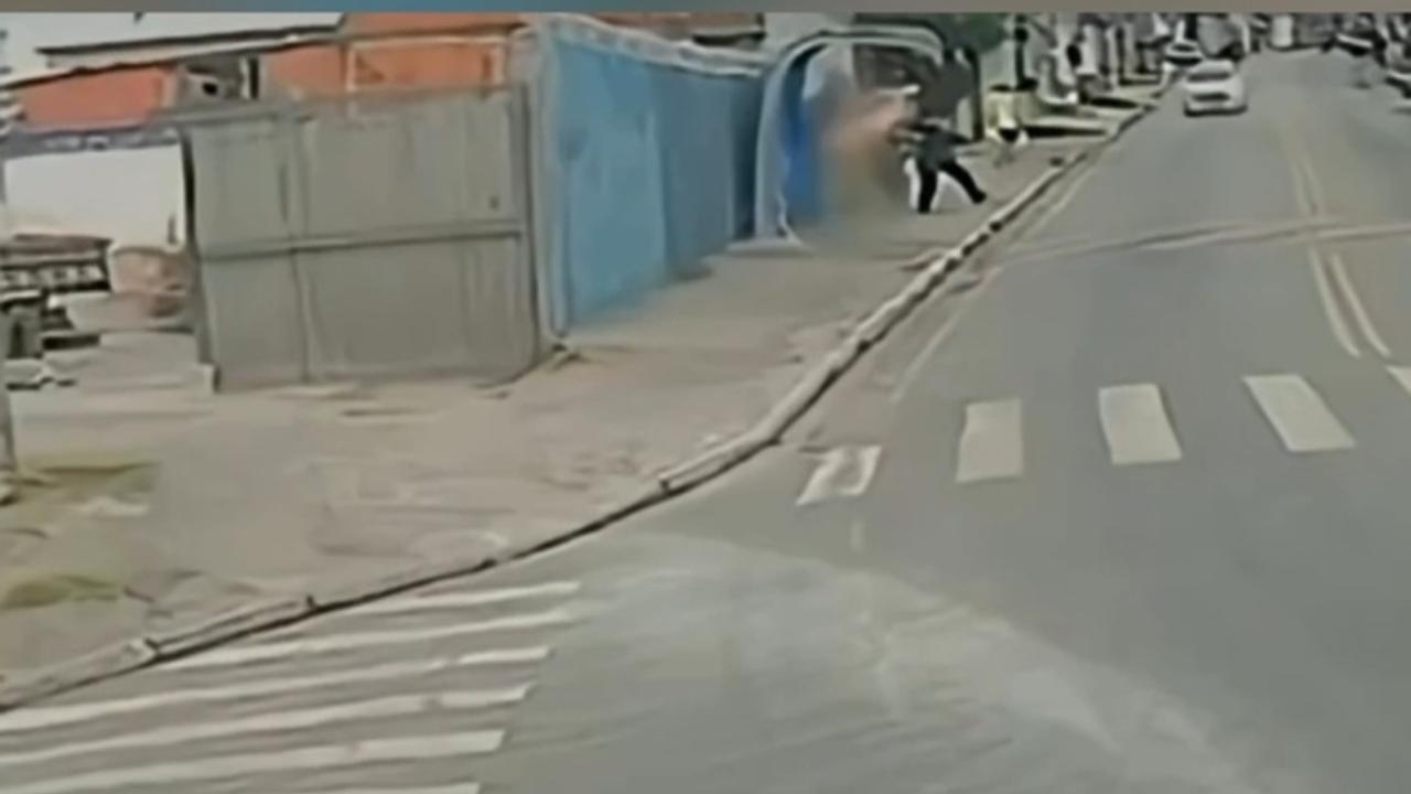 Vídeo: Câmera flagra momento em que muro atinge criança de 4 anos, que morre após acidente