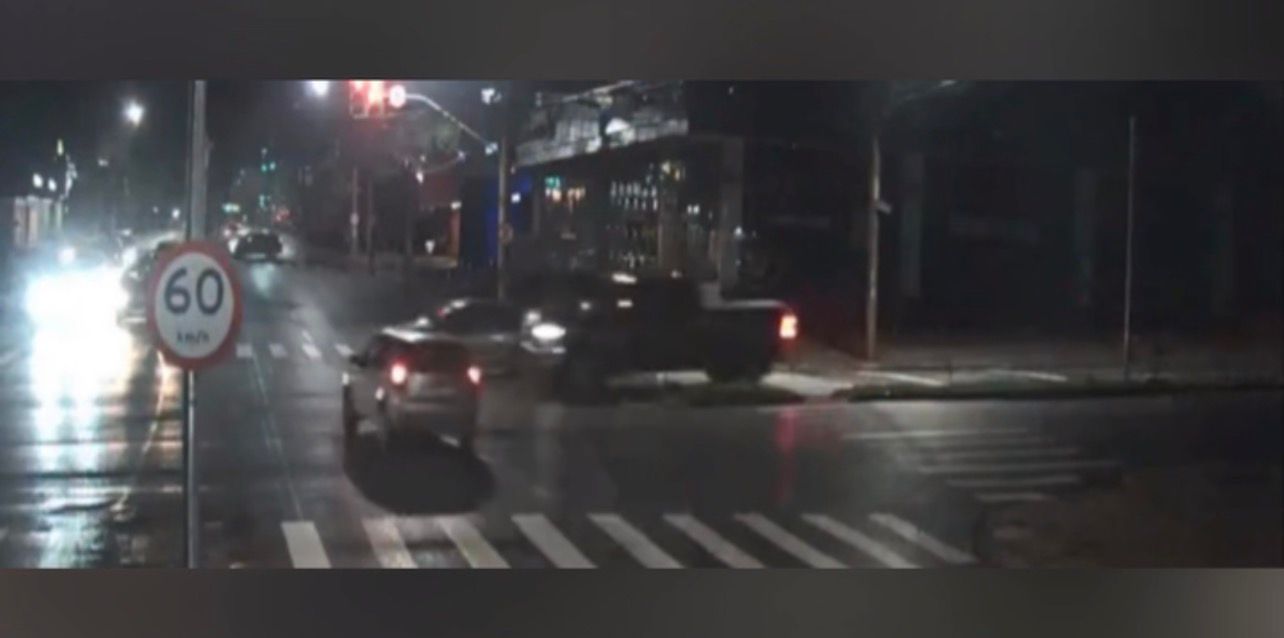 Vídeo: Dois jovens morrem após Fiat Palio avançar sinal vermelho e bater em caminhonete em Goiânia