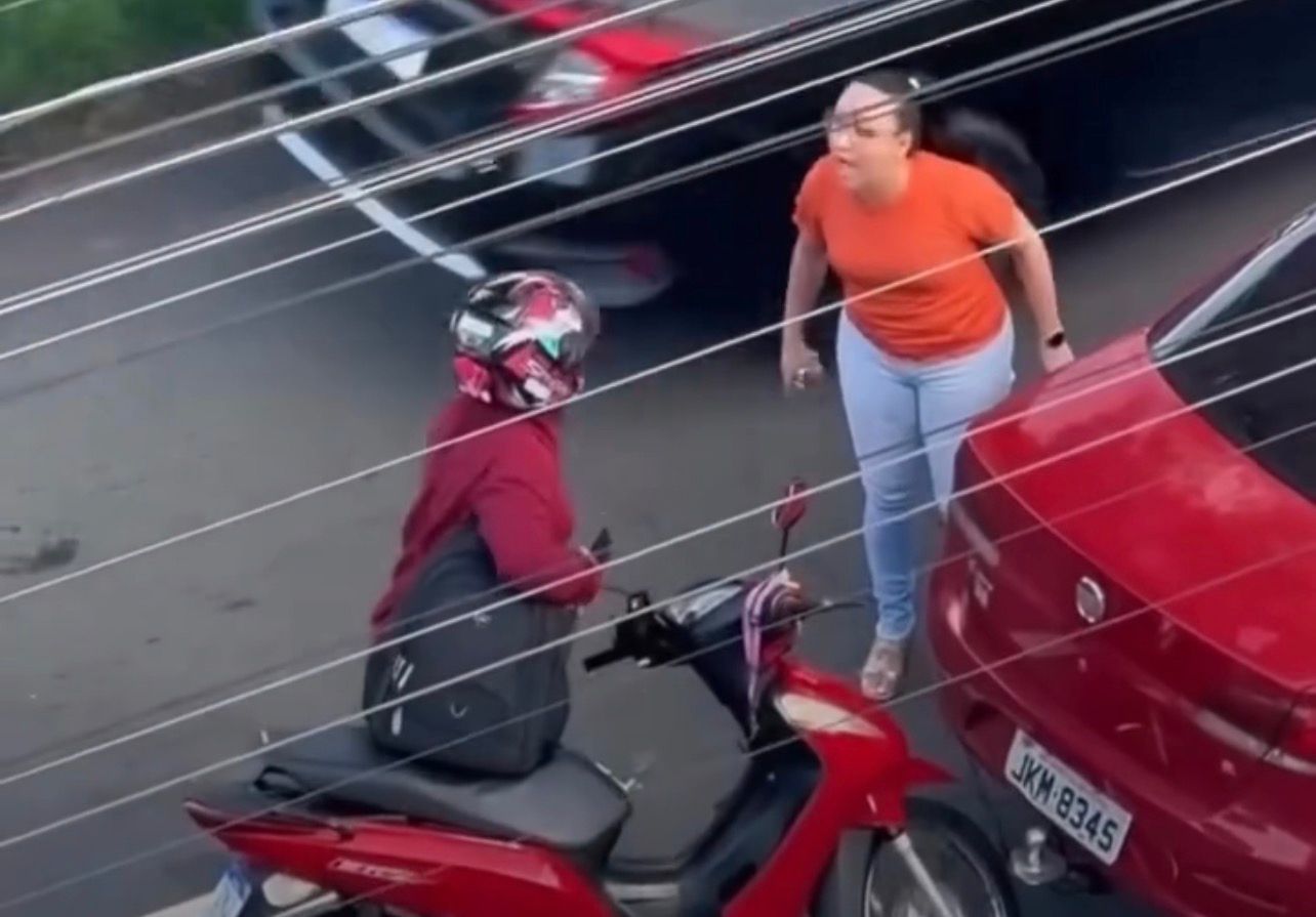 Mulher leva tapas após pequena colisão entre carro e moto virar briga no trânsito de Goiânia