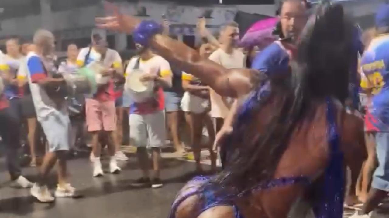 Gracyanne Barbosa samba na chuva com tênis em ensaio da União da Ilha; assista vídeo