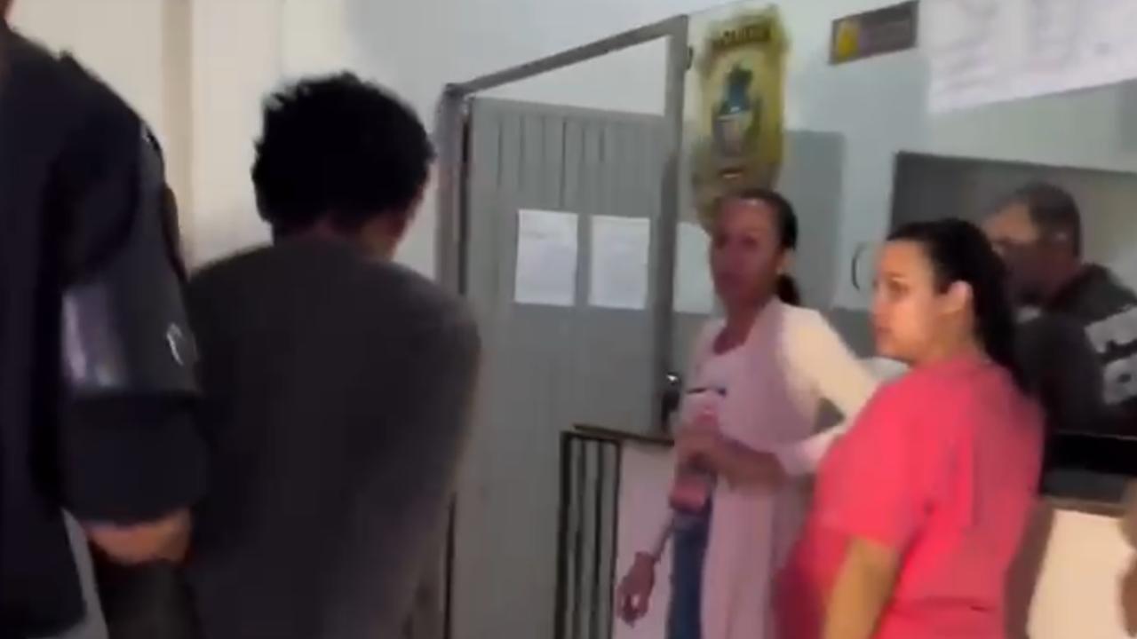 Familiares revoltados confrontam suspeito de feminicídio na delegacia; assista vídeo