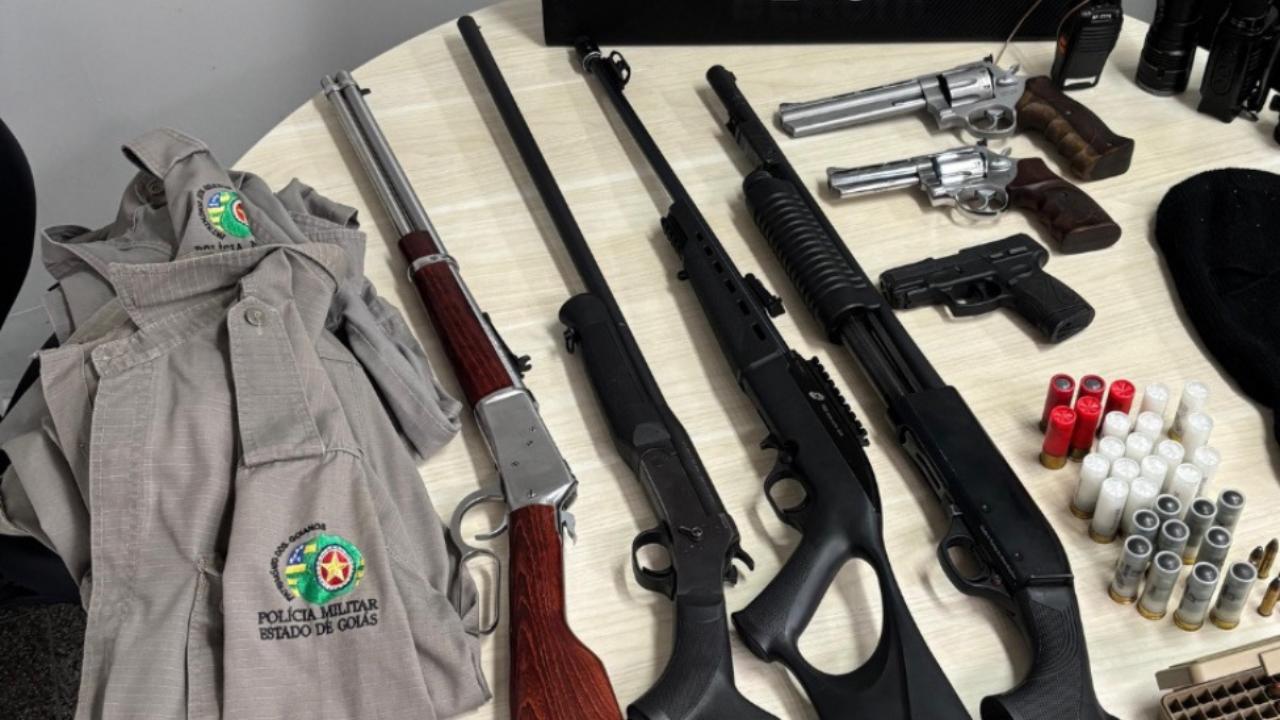 Polícia apreende armas e farda da PM em operação contra intolerância religiosa