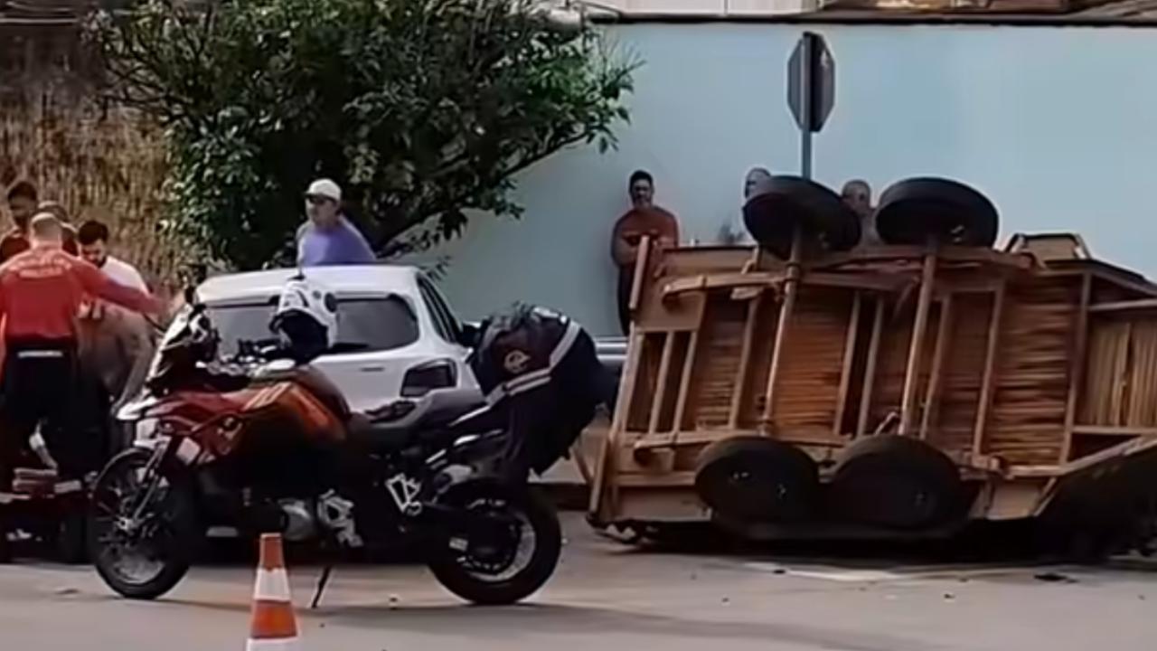 Mulher fica ferida após colisão com carretinha em Goiânia