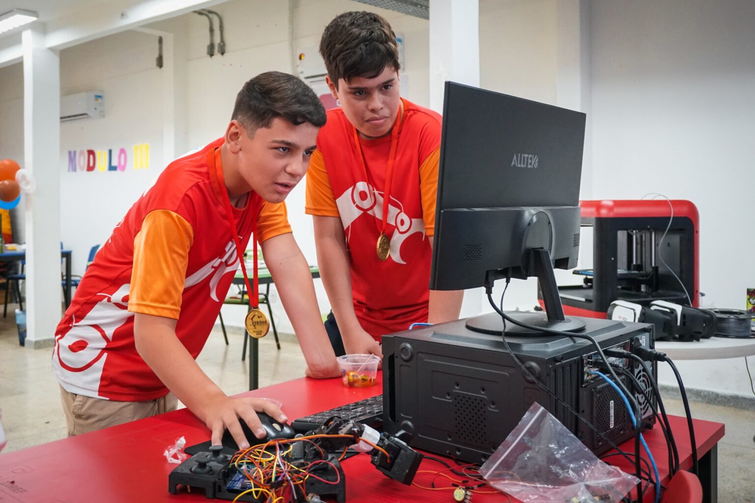 Curso gratuito de robótica abre 900 vagas para estudantes em Goiás