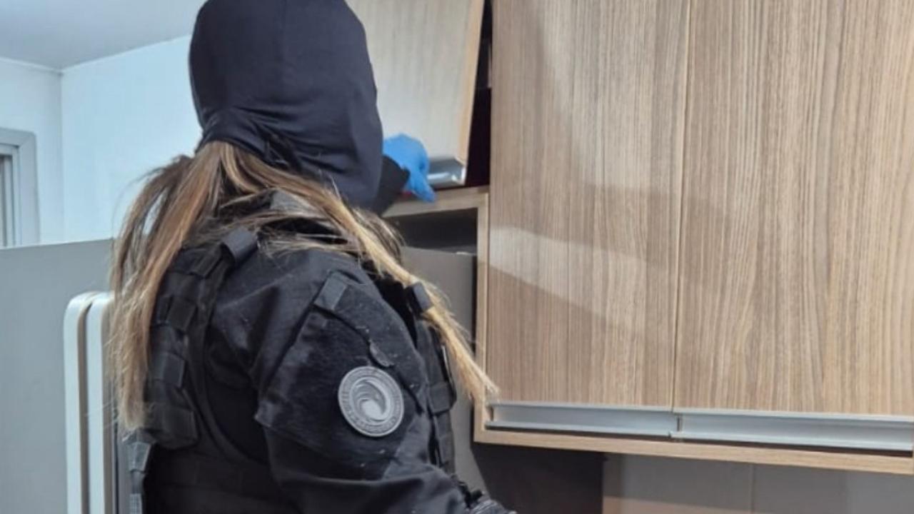 Polícia cumpre mandados contra influenciadora por venda ilegal de 'canetas emagrecedoras'