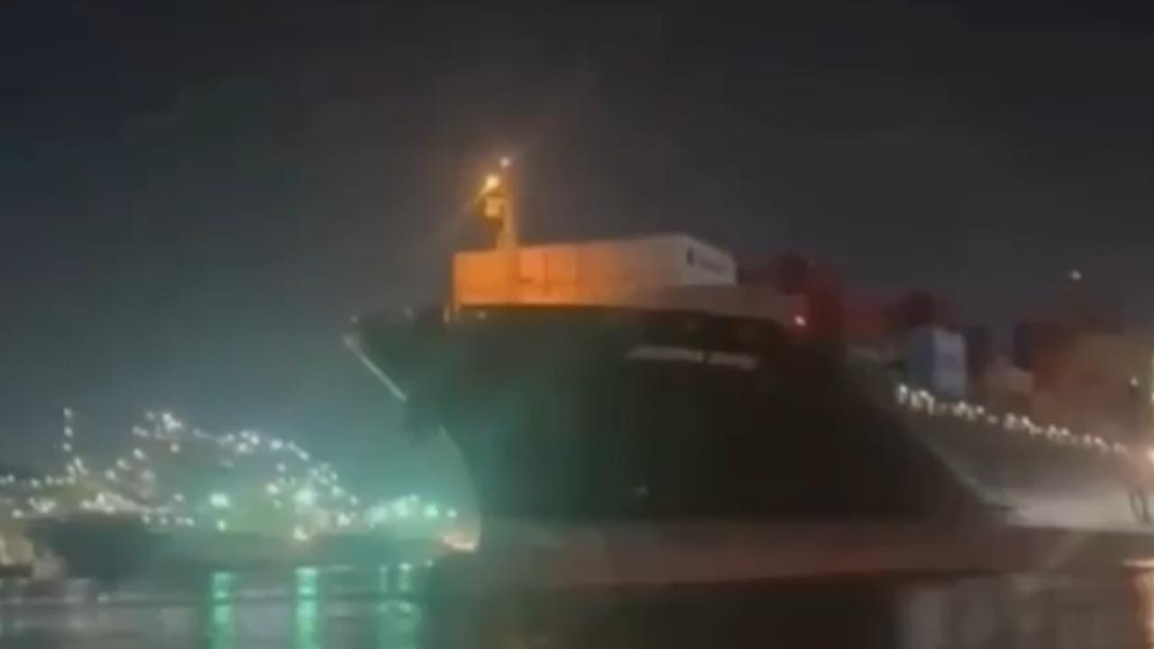 Vídeo: Navio desgovernado colide com embarcação na travessia Santos-Guarujá