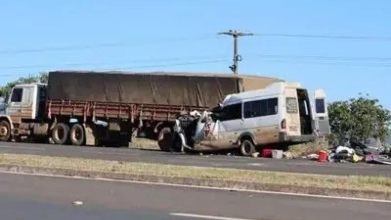Colisão traseira entre van e carreta mata cinco pessoas na BR-020 em Formosa